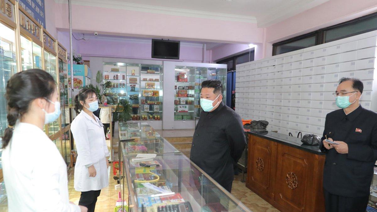 El líder Kim Jong-un pidió mejorar la distribución de medicinas ante la avalancha de casos.