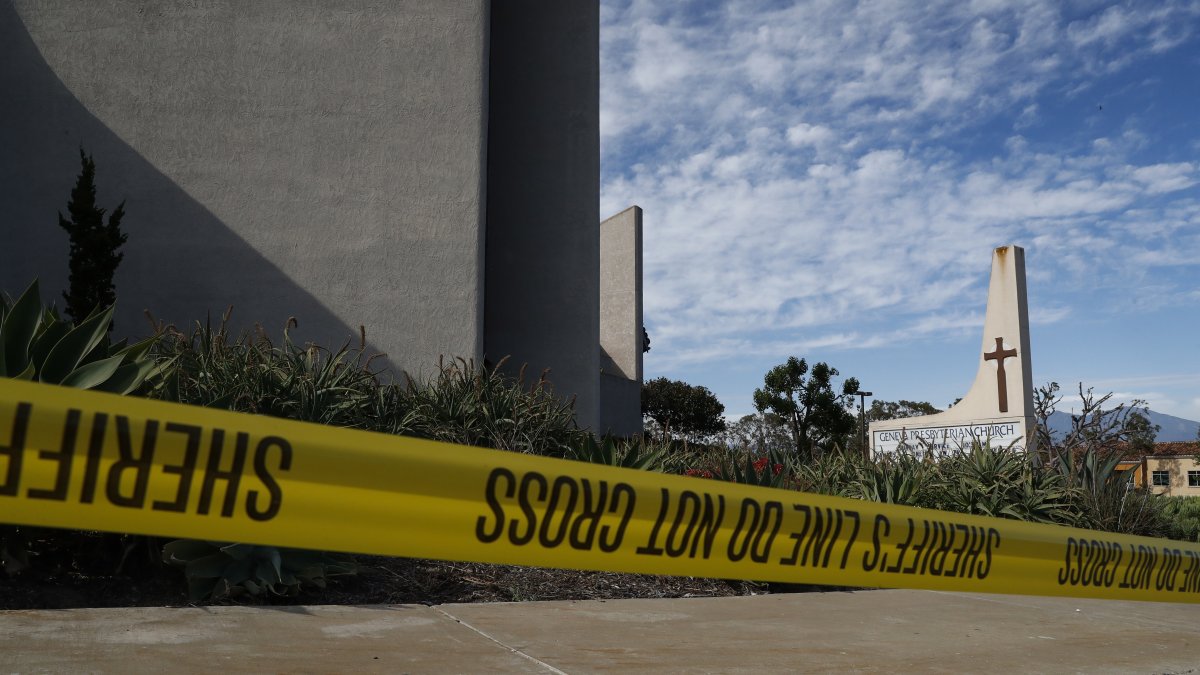 Cinta policial cubre la Iglesia Presbiteriana de Geneva, lugar de un tiroteo que tuvo lugar a primera hora de la tarde en Laguna Woods, California (EE.UU.)