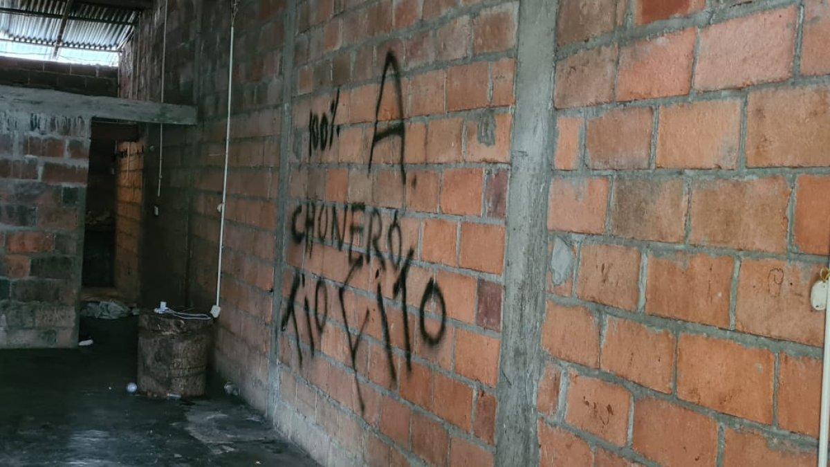 Este es el interior del inmueble donde fueron halladas las tres víctimas. Se observan leyendas de peligrosas bandas.