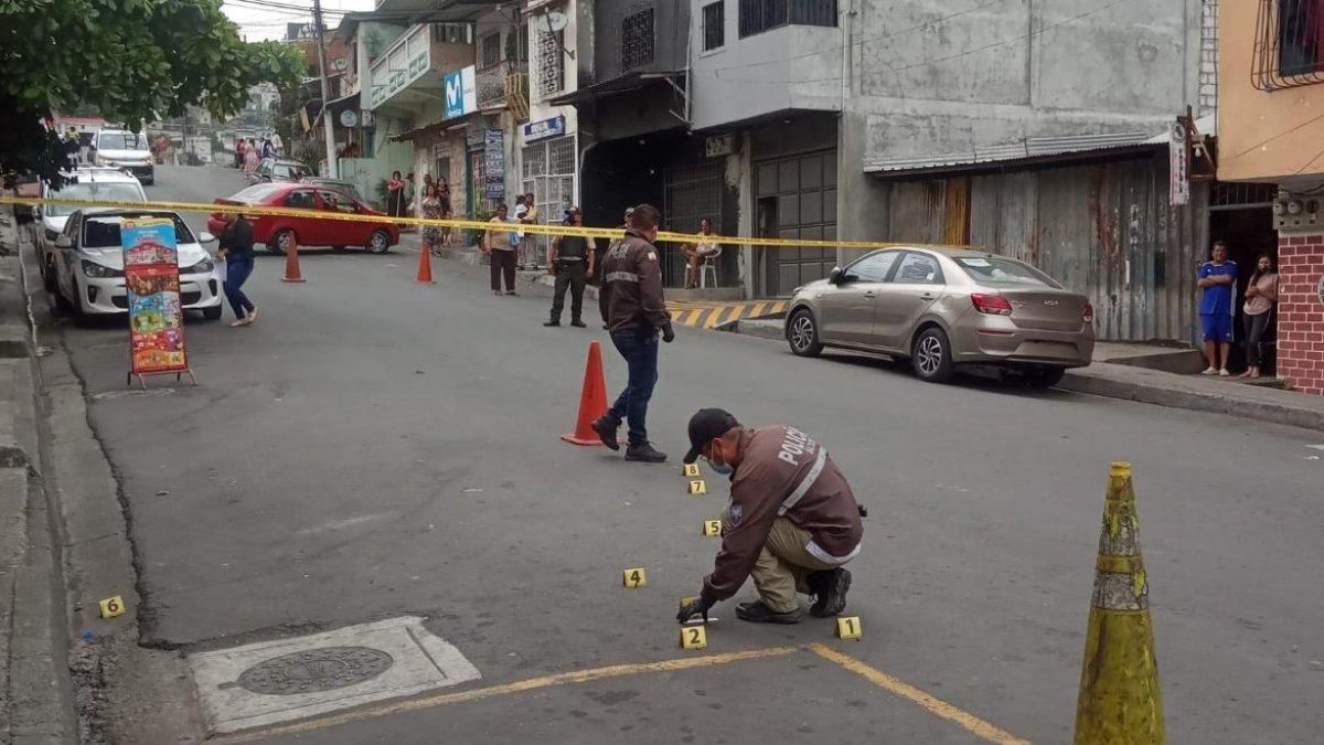 Hecho. Agentes de Criminalística acordonaron la escena en el barrio.