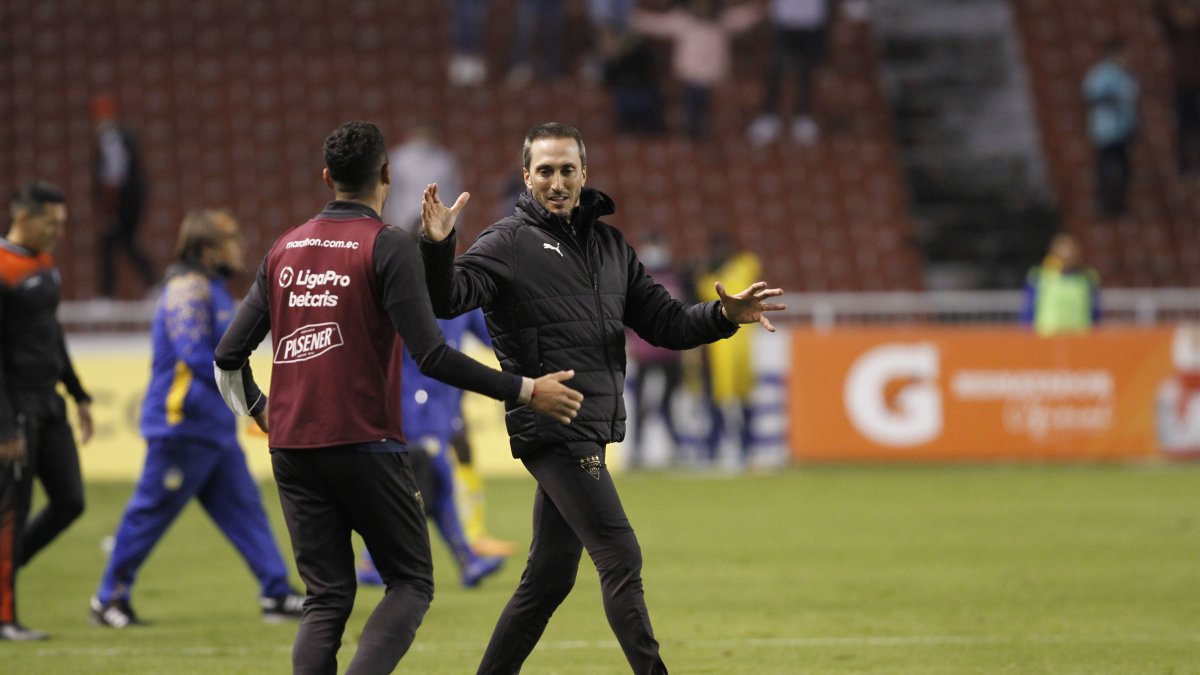 Luis Zubeldía participa mucho con los jugadores. Cuando hay goles suele correr para abrazarse con sus futbolistas. Hace lo mismo al terminar cada encuentro.