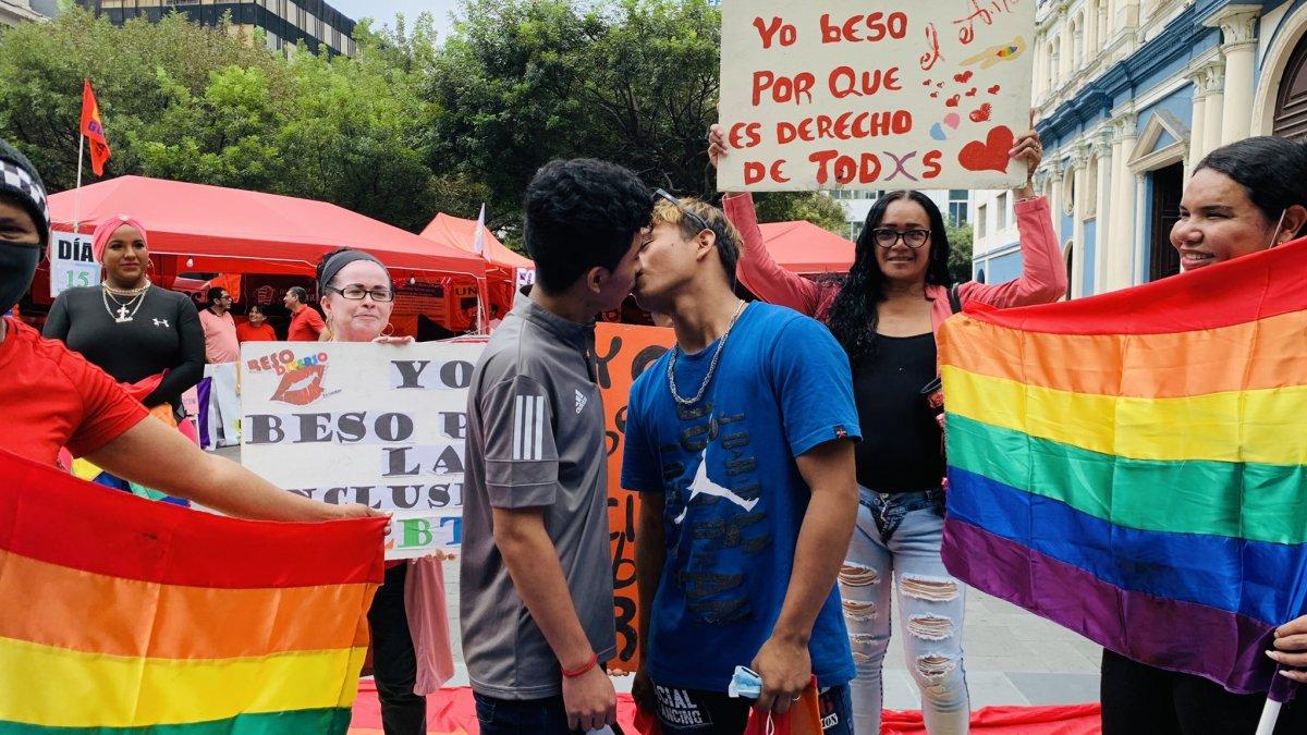 El 'beso diverso' se llevó acabo en el Día Internacional Contra la Homofobia.
