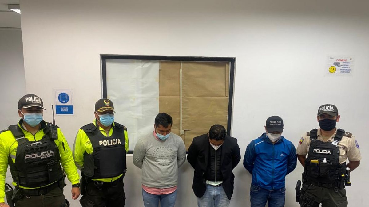 Operativos. La Policía durante la presentación de sospechosos del presunto delito de robo.