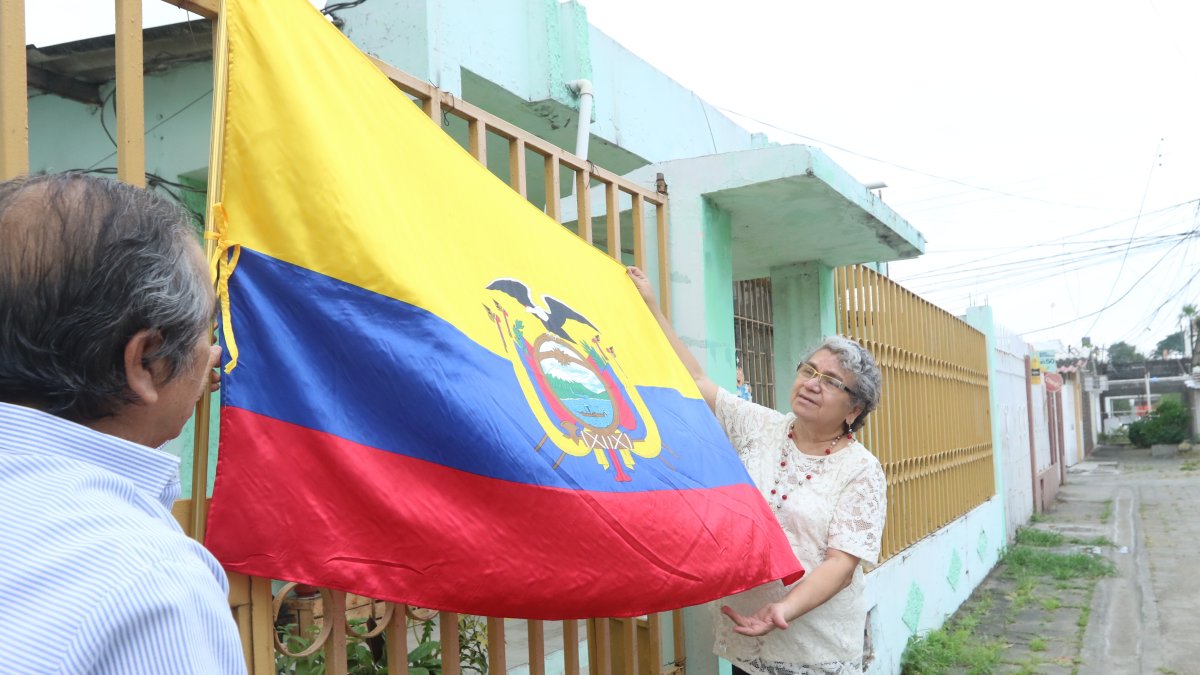 Homenaje. Carmen Avilés recuerda aquella bonita tradición de colocar  la bandera afuera de los hogares durante las fechas históricas.