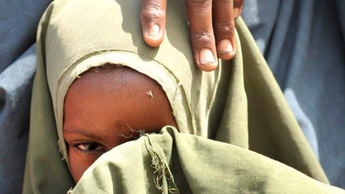 Imagen de archivo de una mujer y su hija, que esperan para recibir asistencia médica, en un campamento en el distrito Hawlwadag de Mogadiscio, Somalia