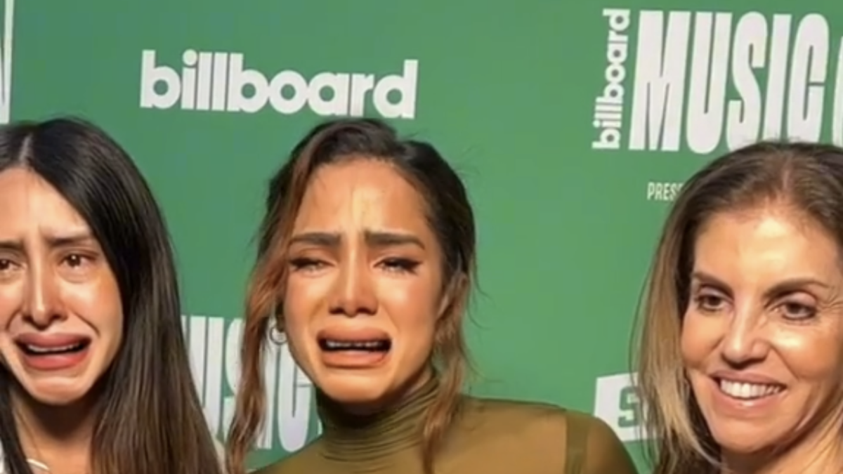 Aunque todo es parte de lo que hace la inteligencia artificial al detectar el rostro, Anitta se ve muy triste en la alfombra roja de los Billboard