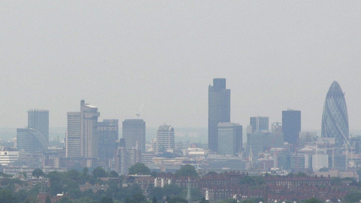 Vista del cielo de Londres cubierto de bruma, en una foto de archivo.