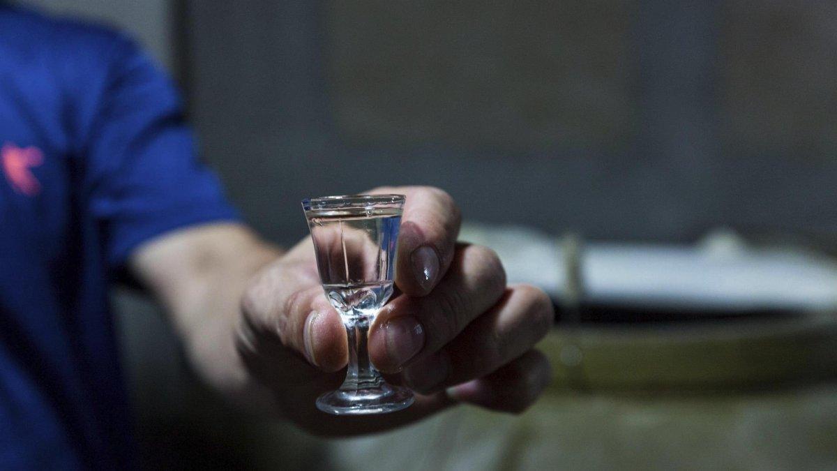 Imagen de archivo de un vaso de baijiu.