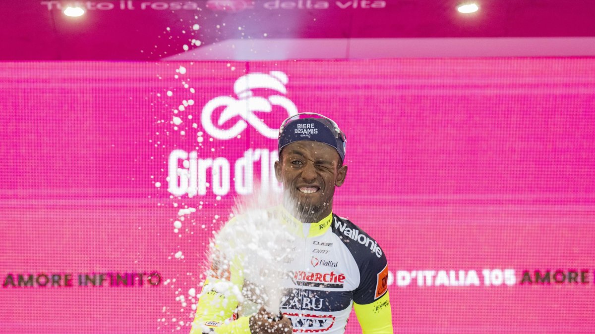 El director de Giro expresó sus deseos de ver pronto a Girmay sobre la bicicleta.