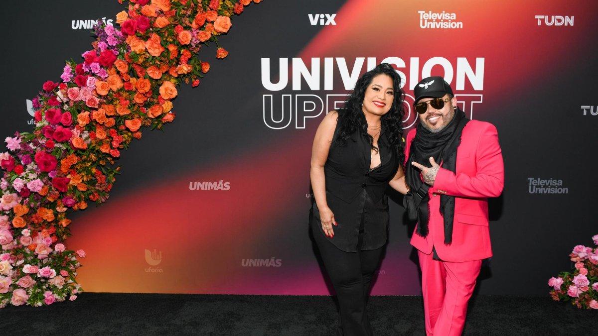 Fotografía cedida por TelevisaUnivision donde aparecen Suzette Quintanilla y A.B. Quintanilla III, hermanos mayores de la estrella texana Selena, a su llegada a la alfombra roja del evento de la presentación de los programas del canal, el 17 de mayo de 2022, en Nueva York (EE.UU.).