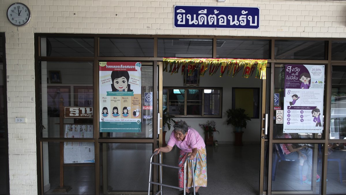 Cada vez más ancianos viven en residencias y no en familia, como hasta hace poco.