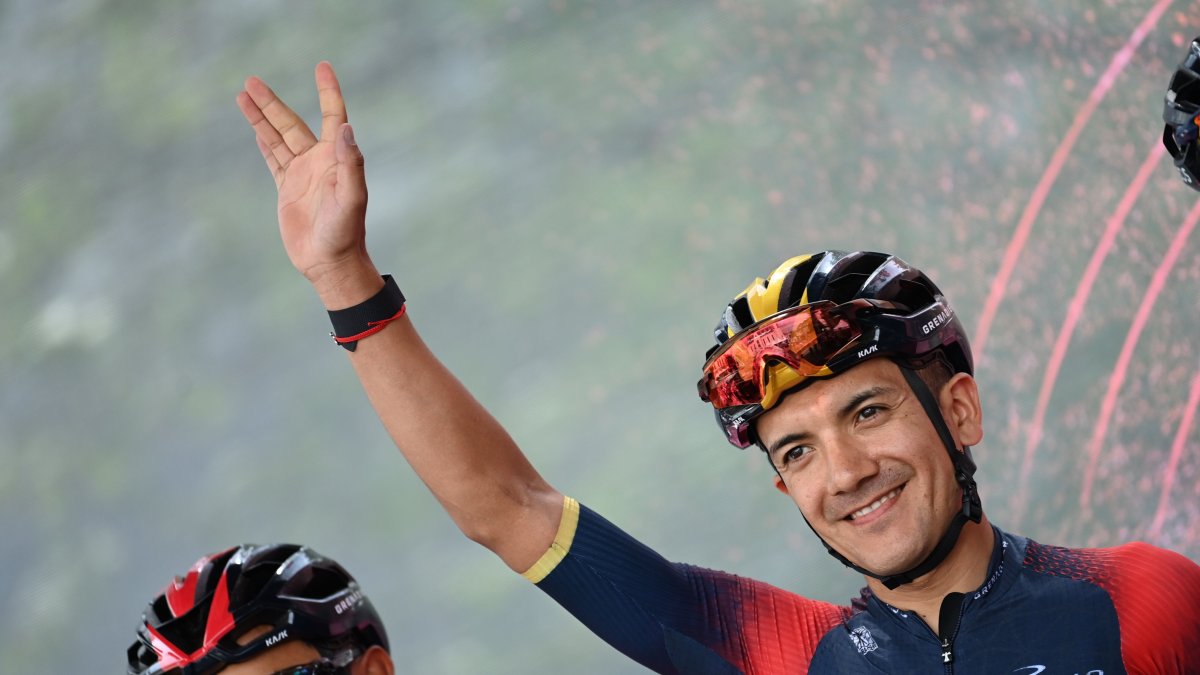 Richard Carapaz dio el salto al segundo lugar del Giro de Italia tras bonificar en el sprint intermedio de la etapa 11.