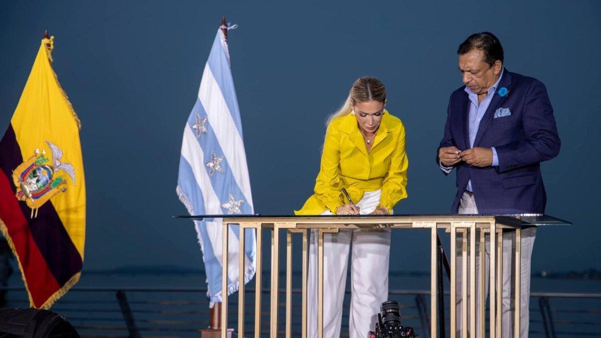 Evento. La prefecta del Guayas, Susana González, suscribió el contrato con el consorcio que ejecutará la obra
