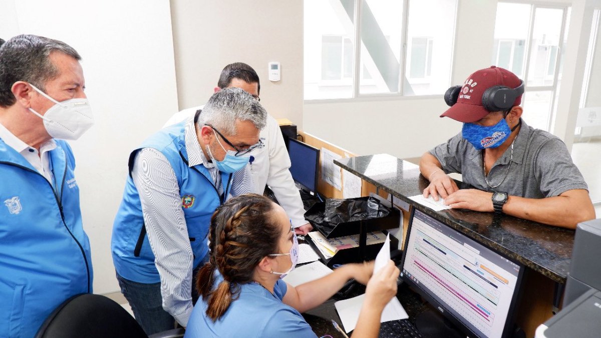 En la imagen difundida por Salud el pasado 4 de marzo, el viceministro Miguel Moreira observa cómo se emite una receta electrónica en el Hospital de Especialidades de Portoviejo, en Manabí