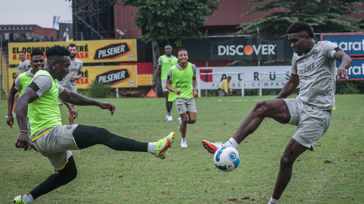 El entrenador argentino, Jorge Célico, llevará casi a toda la plantilla disponible para Uruguay. De acuerdo a la convocatoria, sólo faltará Byron Castillo.