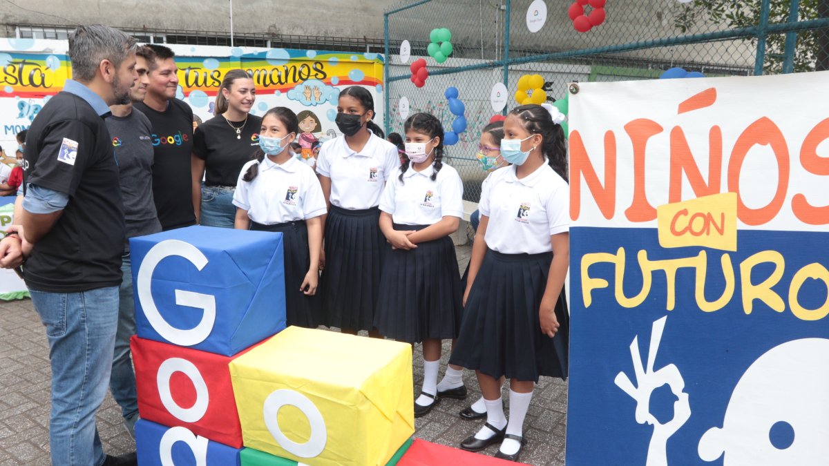 Apertura. Los estudiantes de todos los cursos, desde primero de básica hasta tercero de bachillerato, abrieron la jornada explicando sobre las aplicaciones de Google y cómo les ayudaron durante la pandemia.