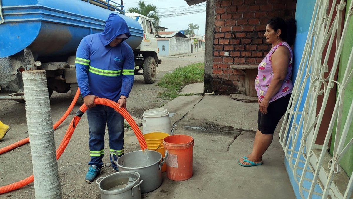 Hecho. El martes fue común ver a los tanqueros recorriendo todo el cantón hasta pasadas las 22:00.