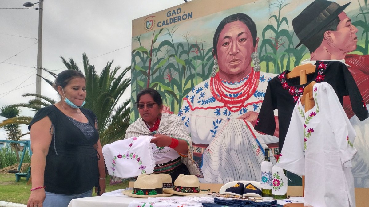 Las bordadoras plasman su talento en varias prendas y accesorios de vestir. Empezaron en camisas y ahora lo hacen hasta en llaveros y sombreros.