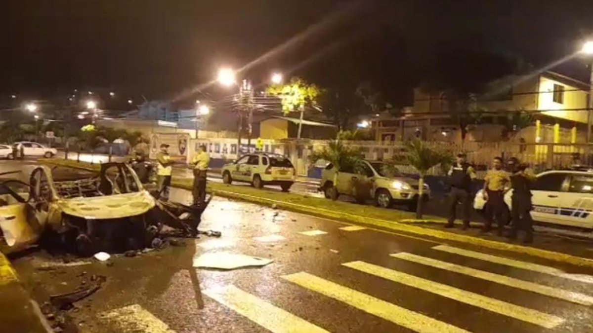 Uno de los coches detonados en Esmeraldas.