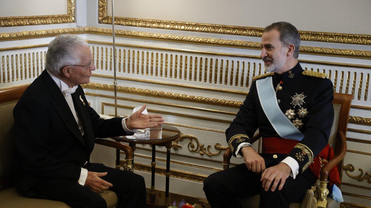 El rey Felipe VI mantiene un encuentro con el nuevo embajador de Ecuador en España, Andrés Vallejo Arcos (i), durante la ceremonia de presentación de las cartas credenciales de los nuevos embajadores en España de Mali, Moldavia, Grecia, Ecuador, Rumanía y Palestina, en el Palacio Real este jueves.