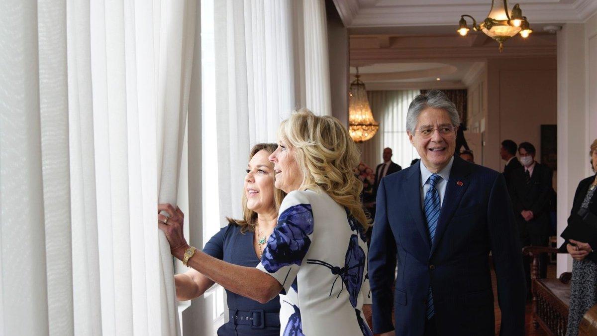 María de Lourdes Alcívar hizo un recorrido del edificio de Carondelet con la primera dama de los Estados Unidos.