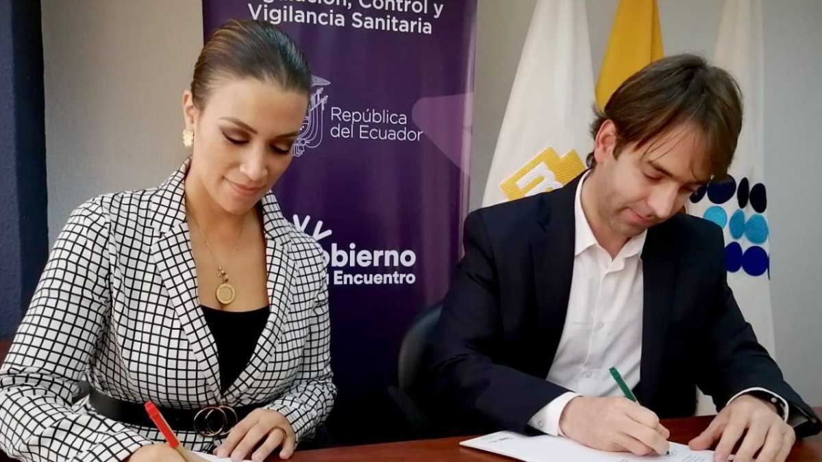 Directivos de Arcsa y Mercado LIbre, en la suscripción del acuerdo. 