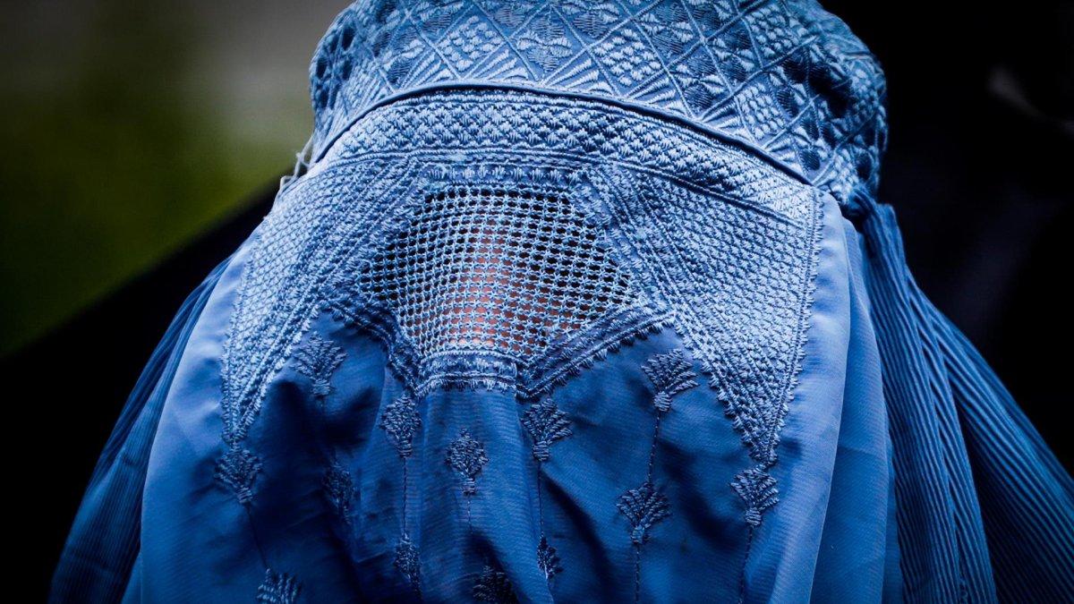 Una mujer con un burka