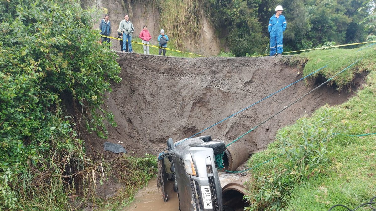 Esta mañana se inició el rescate del auto accidentado, en el que se encontraban muertos sus dos ocupantes.