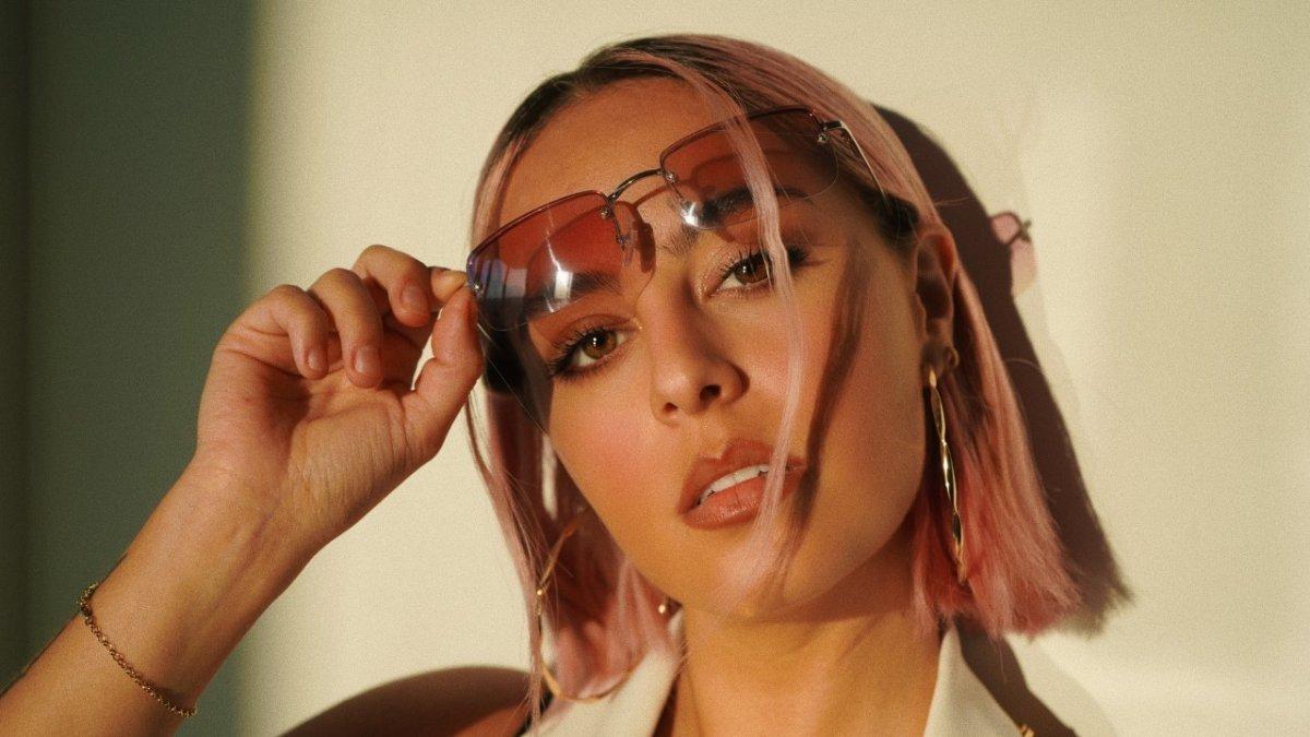 Fue contratada por Netflix para utilizar una de sus canciones en la película ‘365 day´s this day’.