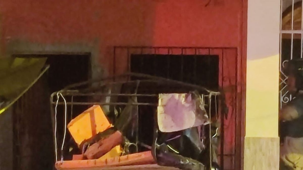 La tricimoto alcanzada por el artefacto explosivo.