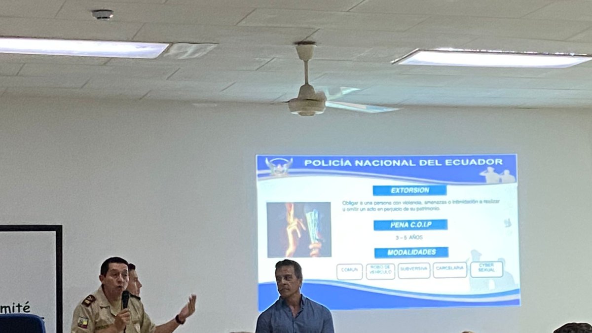 Encuentro. Policías y residentes participaron en la asamblea comunitaria.