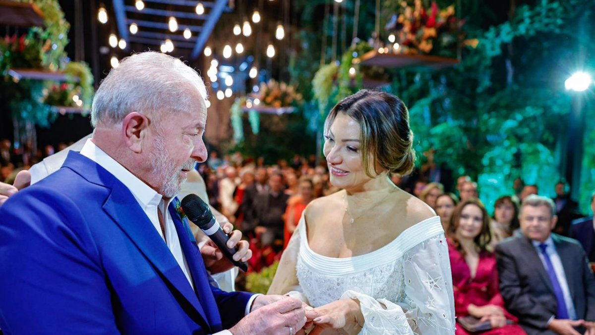 Fotografía cedida que muestra al expresidente brasileño Luiz Inácio Lula da Silva y a la socióloga Rosângela Silva mientras celebran su matrimonio