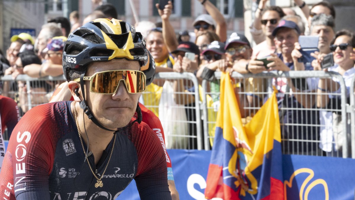 Richard Carapaz, escoltado por sus compañeros de Ineos Grenadiers, completó sin problemas la etapa maratón del Giro de Italia. Está listo para el fin de semana de montaña.