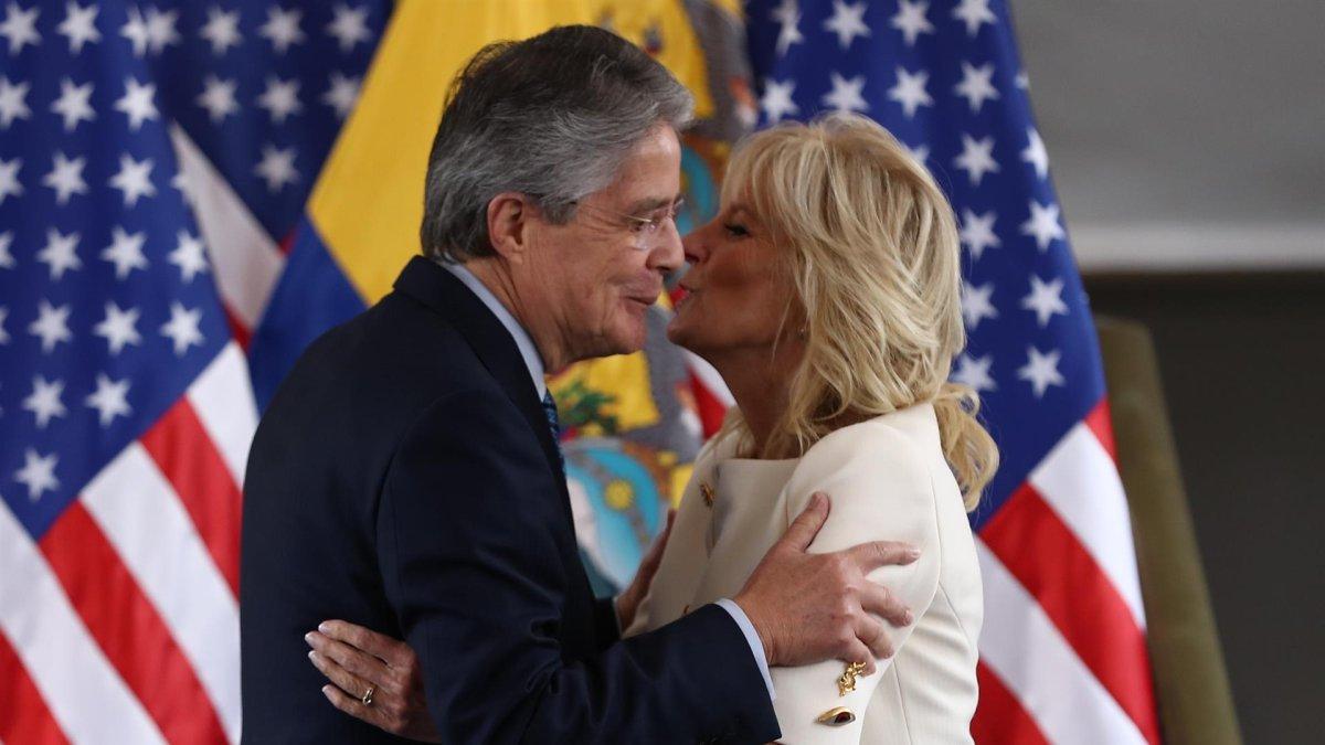 La primera dama de EE.UU., Jill Biden, saluda al presidente de Ecuador, Guillermo Lasso, durante un acto en Quito (Ecuador).