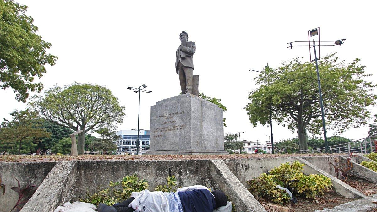 El monumento del diplomático guayaquileño Antonio Parra Velasco, ubicada en la avenida del mismo nombre, se han convertido en dormitorio al aire libre.