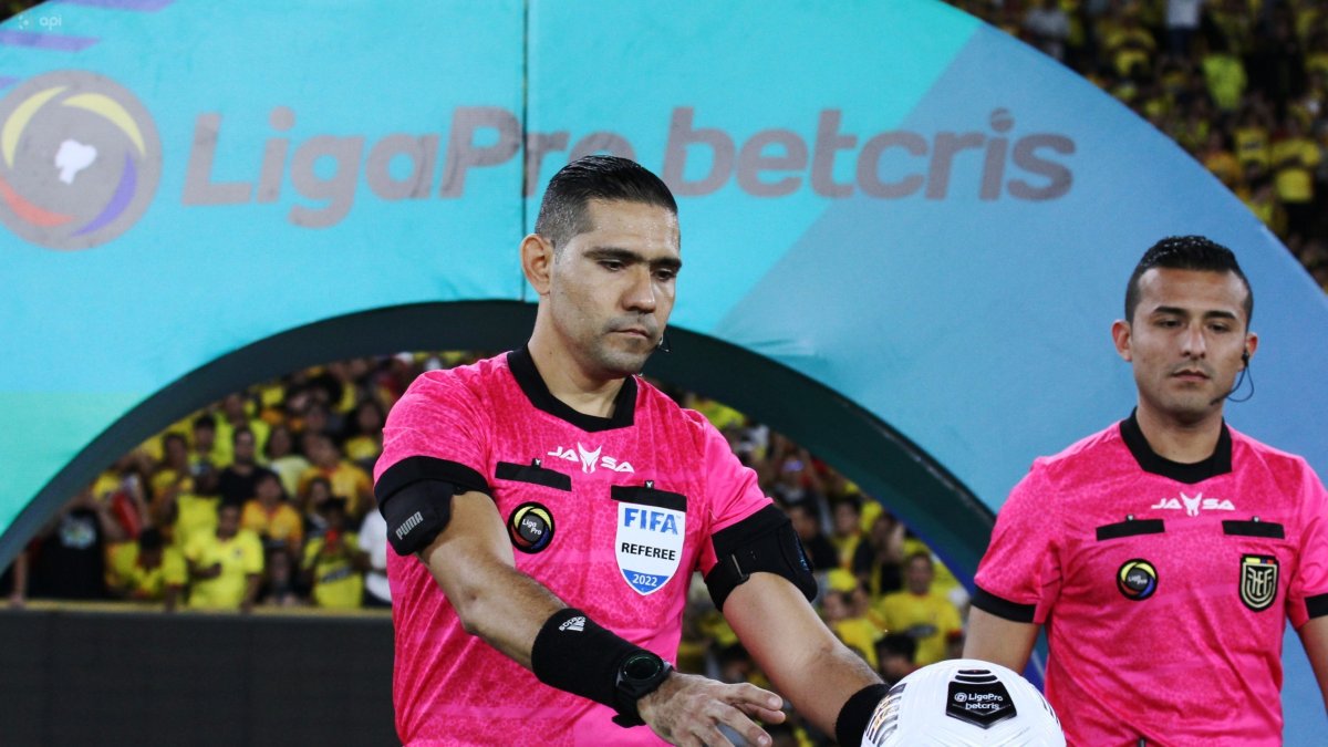 Guillermo Guerrero, árbitro ecuatoriano, estaba en el proceso para llegar a Qatar, pero no entró en la nómina de colegiados.