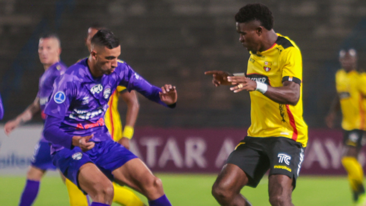 Michael Carcelén disputa la pelota con Carlos Cemeño