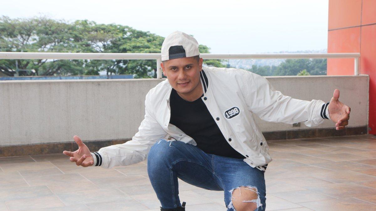 El cantante promociona su canción Brújula, producida por Franky Records.