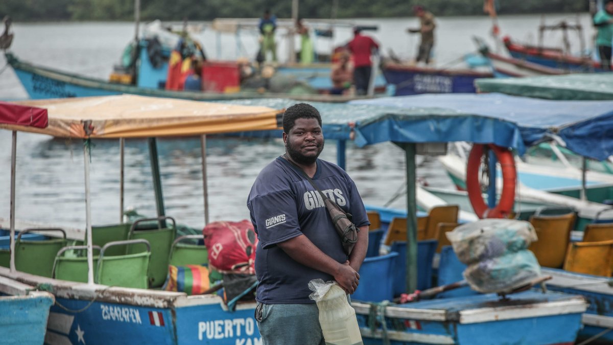 Eliot García, migrante venezolano, posa el 5 de mayo de 2022 en Puerto Pizarro, Túmbes (Perú).