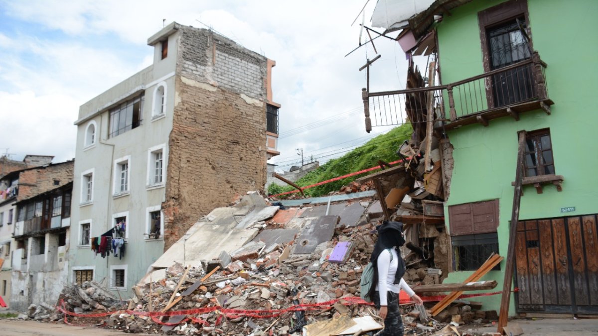 Calle. Los vecinos evitan pasar por la calle por el temor de que otra vivienda colapse, ya que hay estructuras que tienen más de 50 años de construcción.