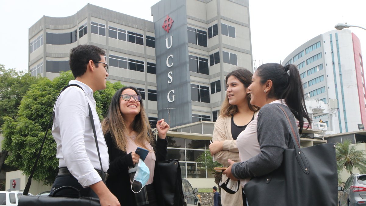 Institución. En la Universidad Católica se puede observar el compañerismo que prima entre los estudiantes.