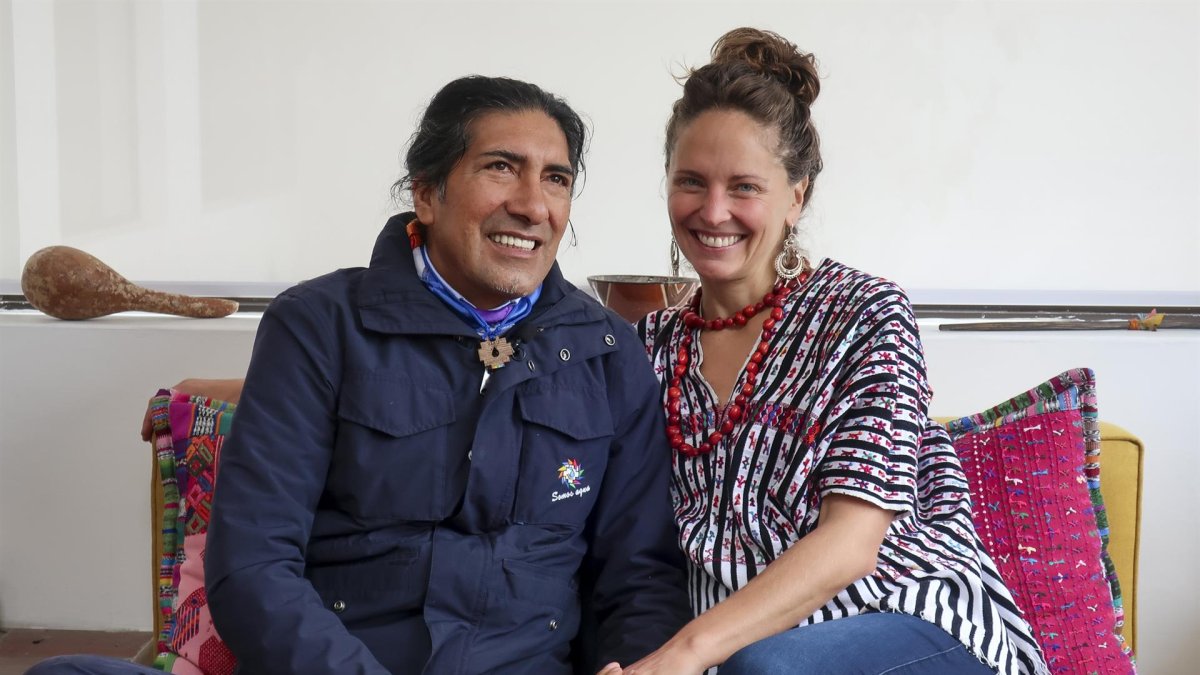Yaku Pérez (i) y Manuela Picq (d) posan en una entrevista con Efe el 19 de mayo de 2022, en Quito (Ecuador).