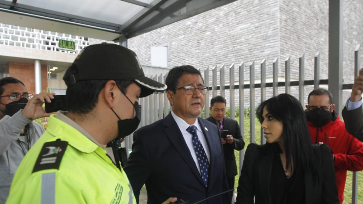 Cuando se retome la sesión se espera la intervención de asambleísta denunciante Esteban Torres, del Partido Socialista Cristiano (PSC), que tendrá tres horas para exponer sus cargos y el mimos tiempo se dará a la defensa de Llori, siempre y cuando llegue.