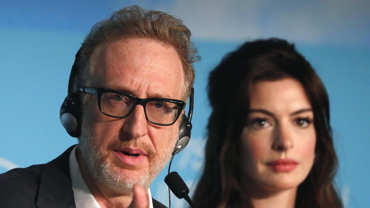 El director estadounidense James Gray (i) y la actriz Anne Hathaway, este viernes en Cannes, Francia.