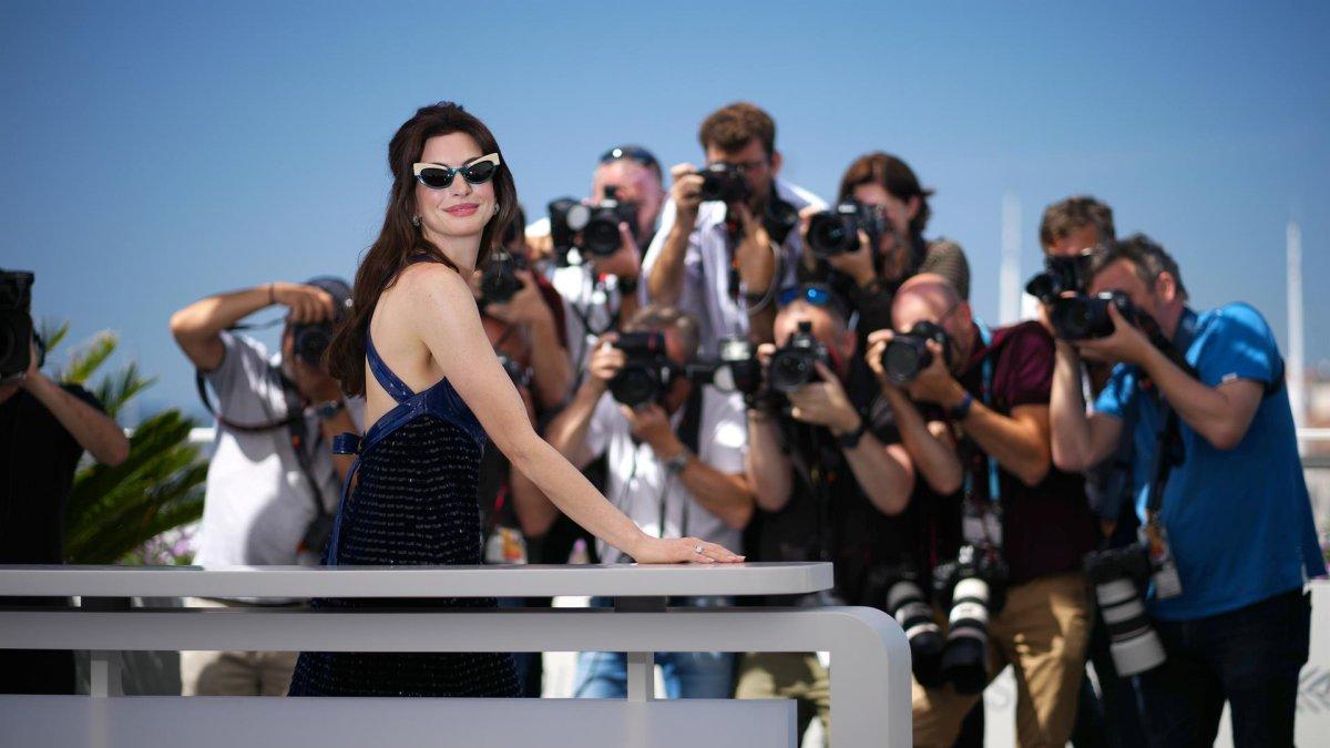 La actriz estadounidense Anne Hathaway asiste a la fotollamada de 'Armageddon Time' durante el 75º Festival anual de cine de Cannes.