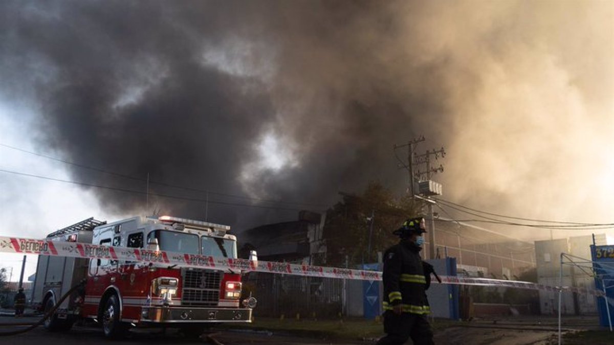 El fuego consumió el lugar donde habitaban 12 ecuatorianos.