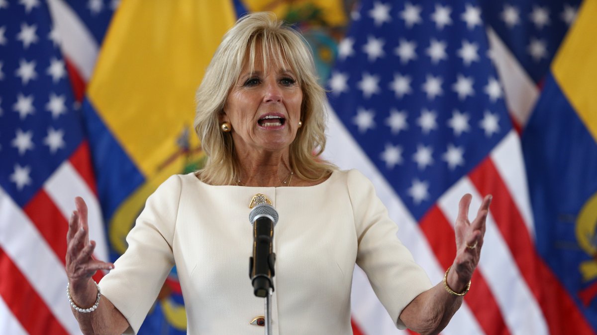 La primera dama de EE.UU, Jill Biden, ayer durante un acto junto a su similar ecuatoriana, María de Lourdes Alcívar, en Quito (Ecuador).