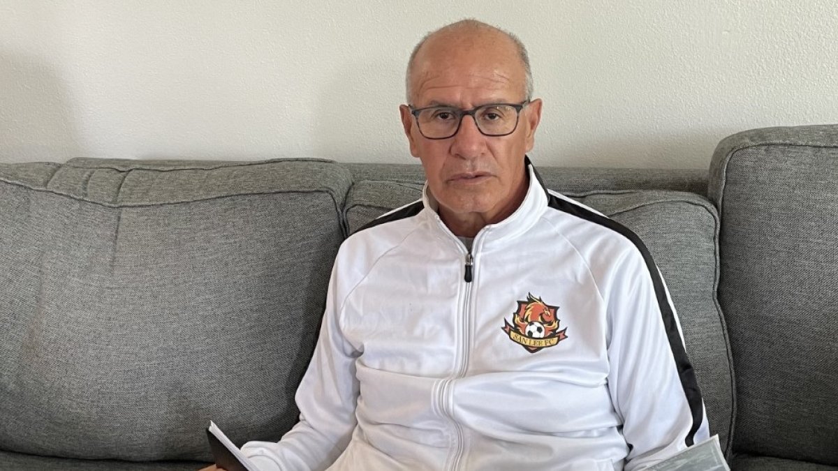 En el tiempo que le queda después del trabajo en en San Lee FC, Alfredo Encalada también prepara las clases para el Instituto de la FEF.