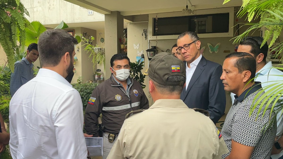 Jorge Glas mientras la policía lee sus derechos en la casa de uno de sus familiares