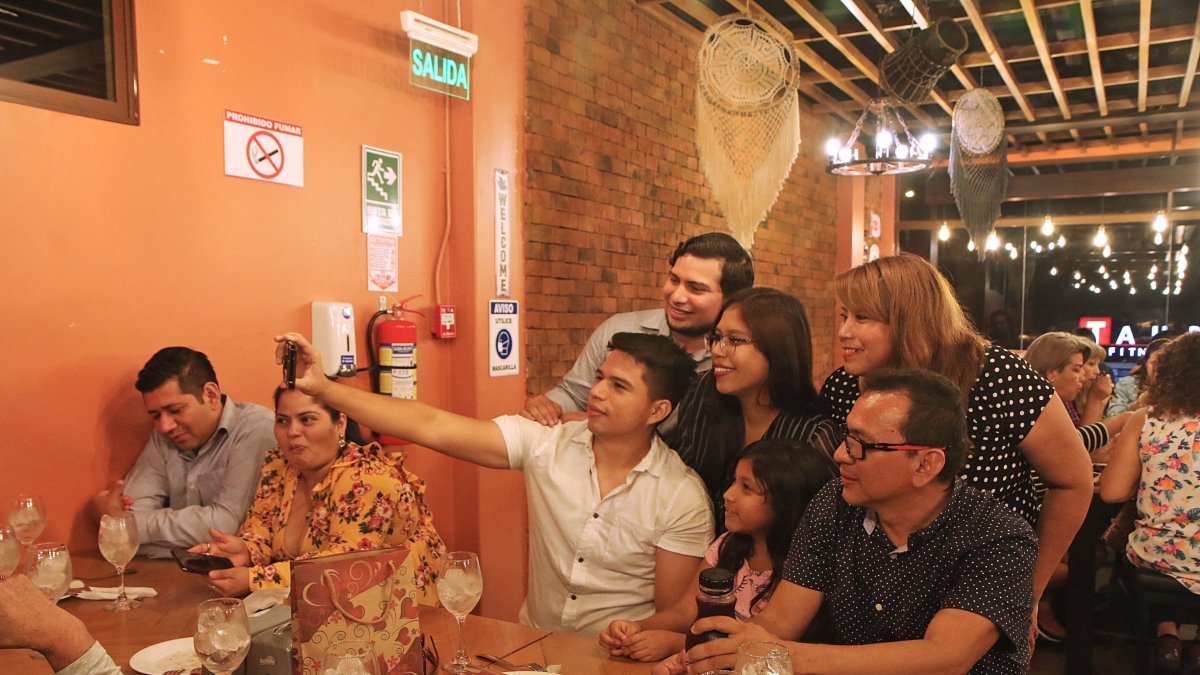 Restaurantes. En los locales se observa a personas de todas las edades disfrutando de la buena comida. Es muy  común ver a las familias fotografiándose y disfrutando.